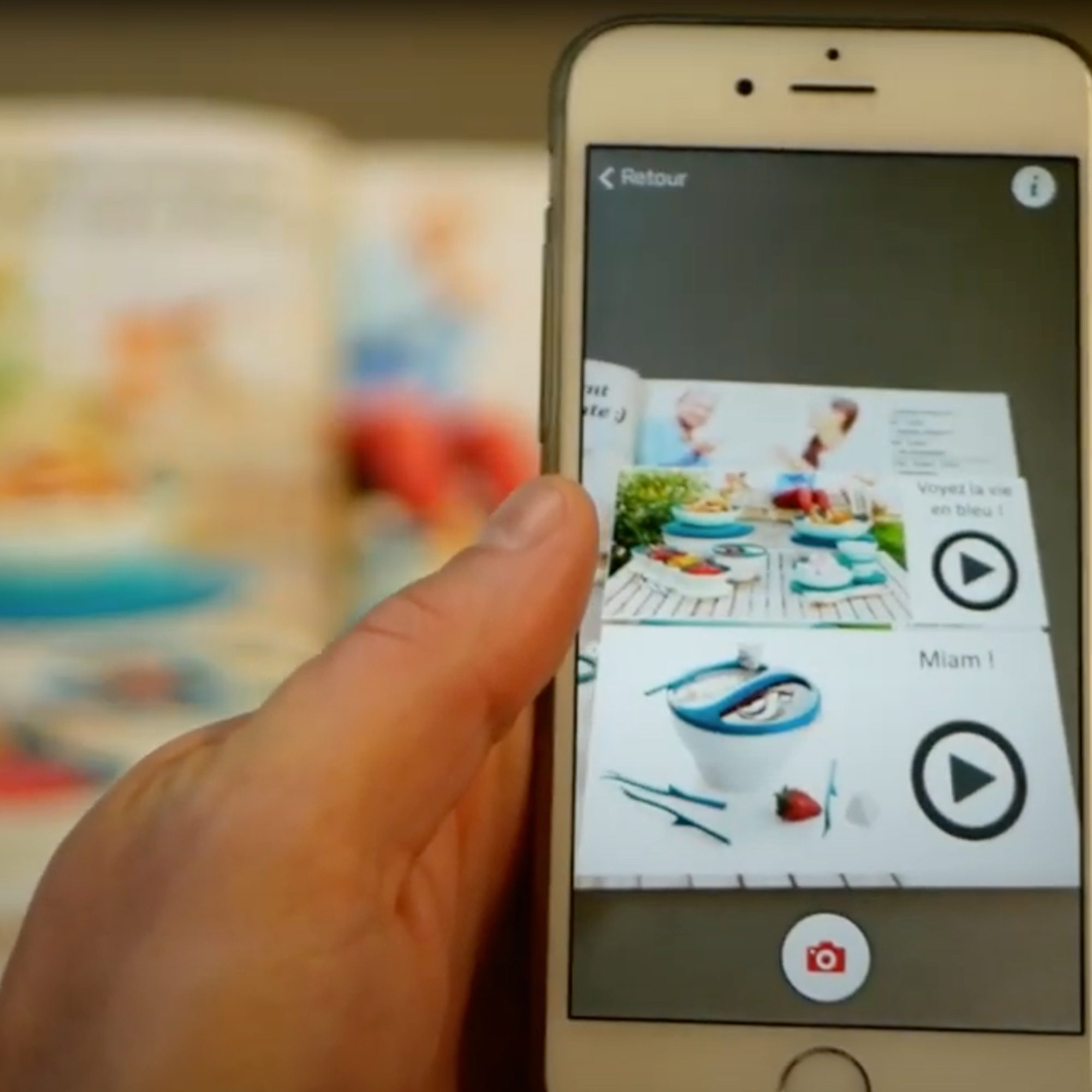 pqARGO_sectors_retail ARGOplay ex-SnapPress la solution de réalité augmentée native pour le retail, le commerce et les biens de consommation, disponible gratuitement pour les utilisateurs finaux sur smartphones iOS et Android, aperçu d'un écran de smartphone et de la couverture augmentée du catalogue Tupperwear