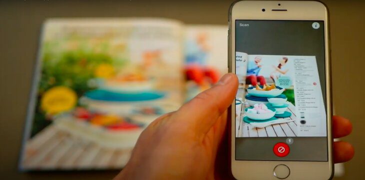 courrier-730*360 smartphone scanning a magazine